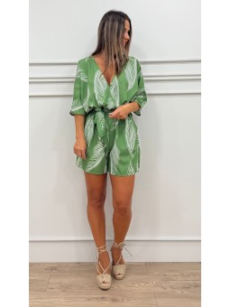 Mono corto hojas verde