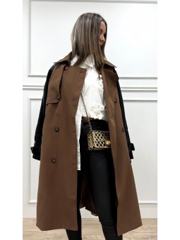 Trench marrón con mangas...