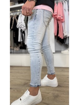 Pantalón gastado denim