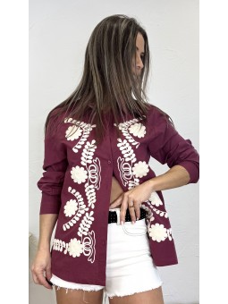 Camisa granate bordados...